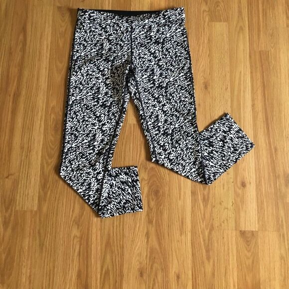 NIKE Pronto Essential Running Crop Pants Tights 777168-010 - Picture 2 of 10